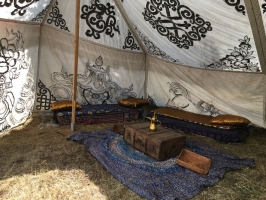 Petit salon d'inspiration mongole, installé dans la tente